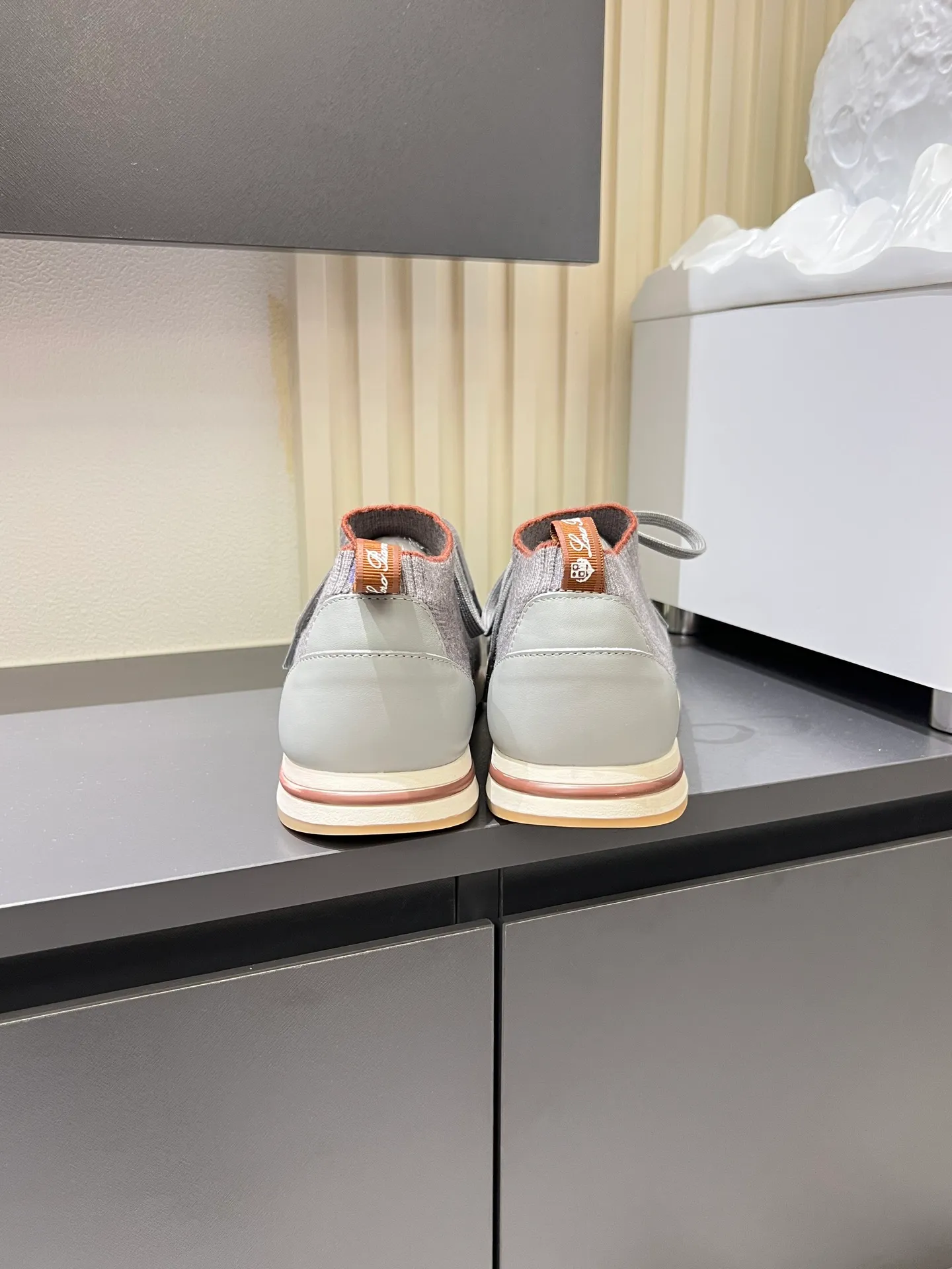 Men's Men's Shoes 💰p380 Loro Men's Shoes 💰piana/Noyo Piana 360 L Men's Shoes 💰p Flexy Walk Men's Sports Shoes These sports shoes are made of knitted wool uppers, and the heel is wrapped in smooth calf leather. Merino sheep are selected from Australia and New Zealand. The upper is machine-woven like a sweater, and then equipped with a white rubber outsole and a Kummel-colored sole. It is both beautiful and non-slip. The fabric is 100% cashmere and the insole is calf leather. It is super comfortable on the feet! Comes with full original packaging! Multiple colors available! Size: 38-44 (45 customized)